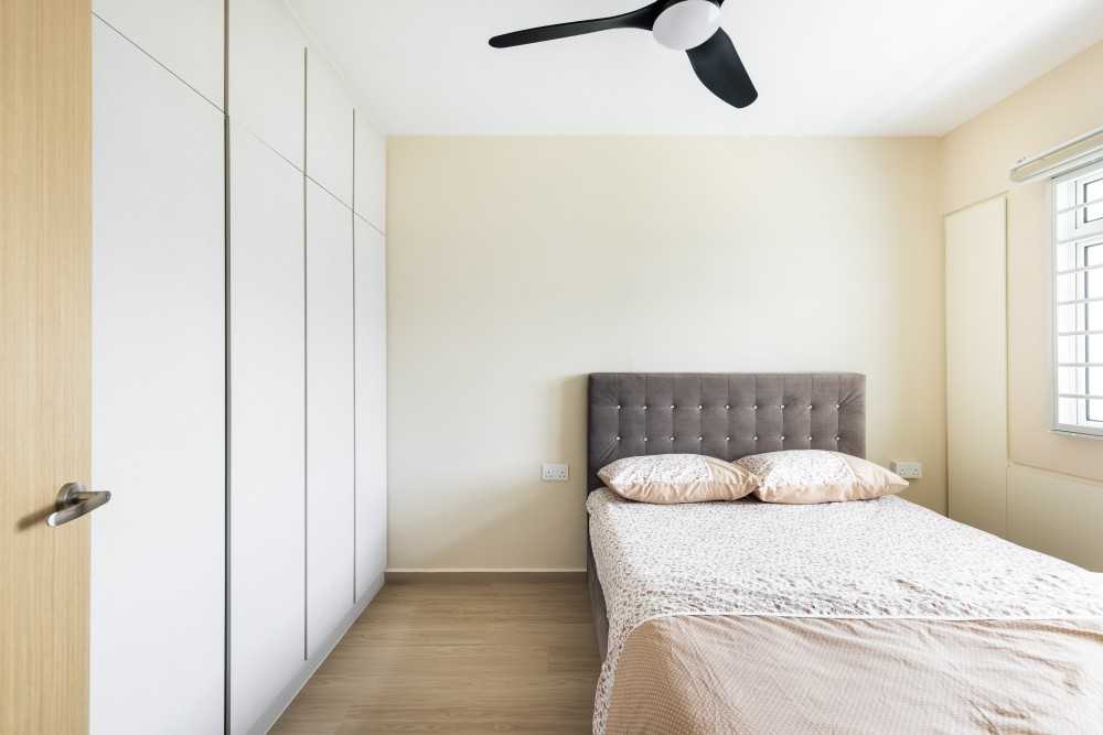 Modern Bedroom with Vinyl Flooring and Wardrobe
