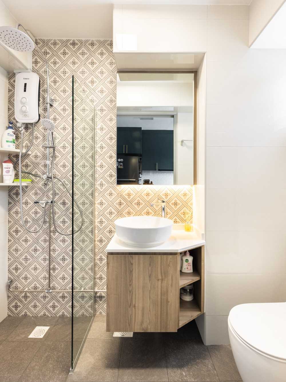 Modern Bathroom with Countertop and Homogeneous Tiles