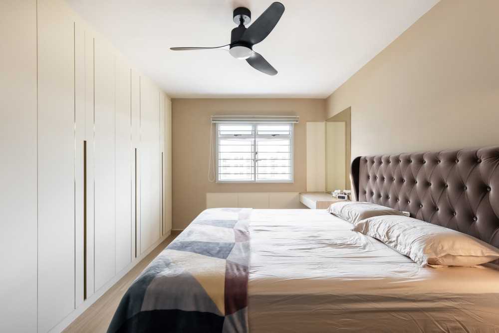 Modern Bedroom with Vinyl Flooring and Mirror