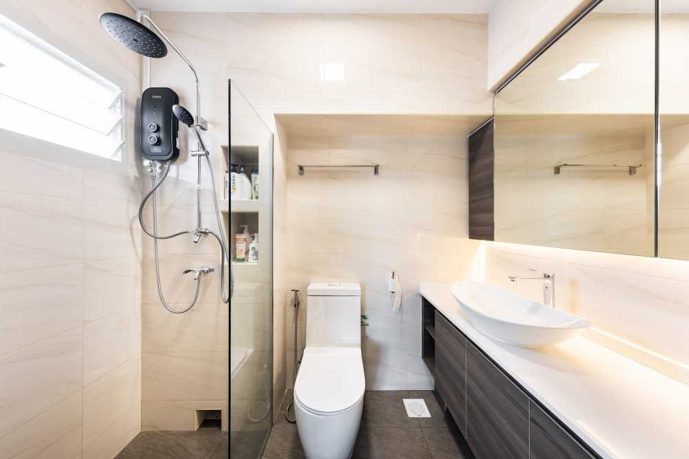 Modern Bathroom with Countertop and Homogeneous Tiles