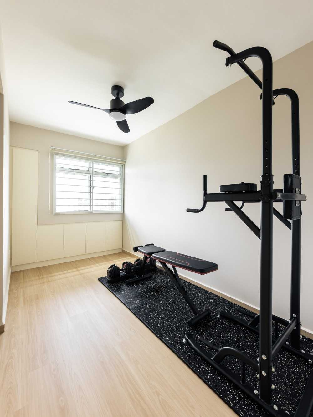 Modern Home Gym with Vinyl Flooring and Ceiling Fan