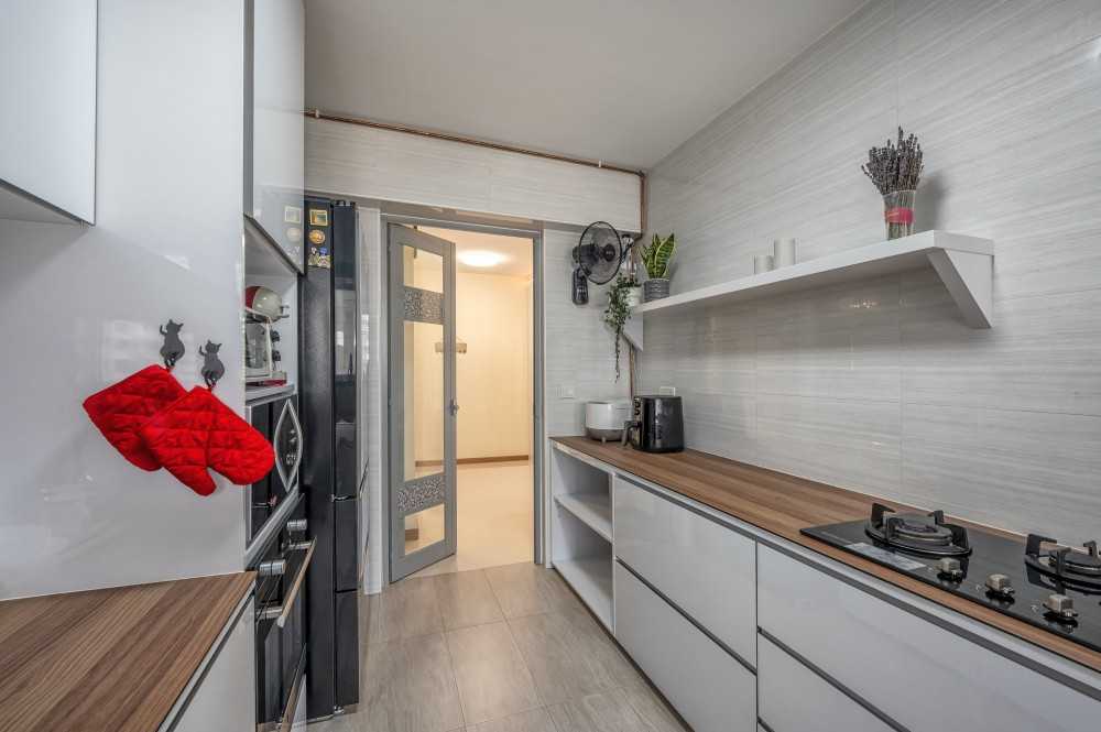 Contemporary Kitchen with Homogeneous Tiles and Kitchen Accessories