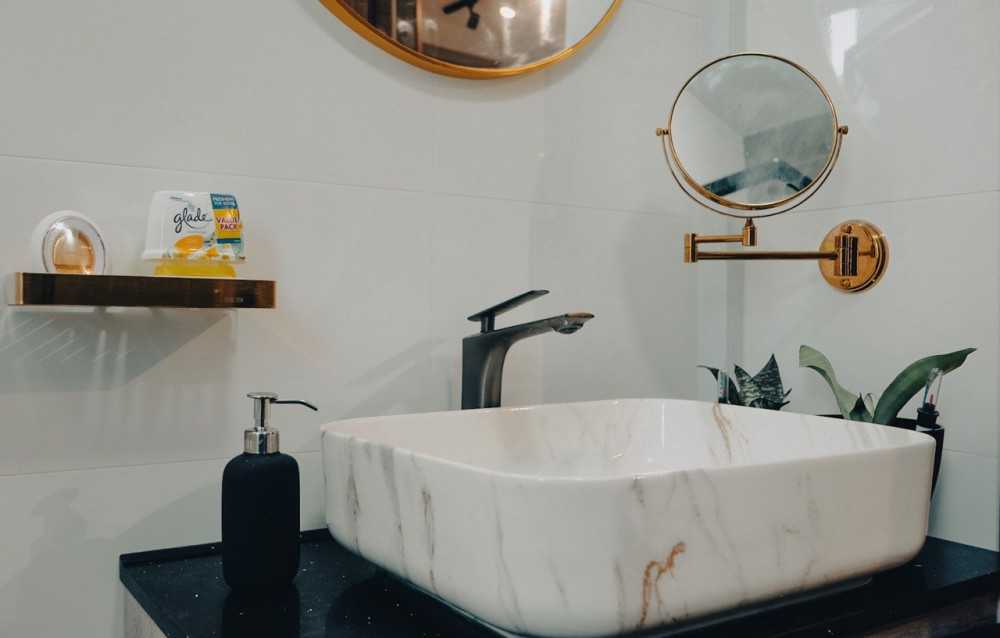 Modern Bathroom with Mirror and Bathroom Storage