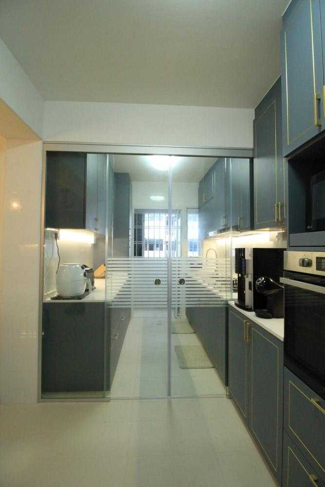 Modern Kitchen with Countertop and Kitchen Backsplash