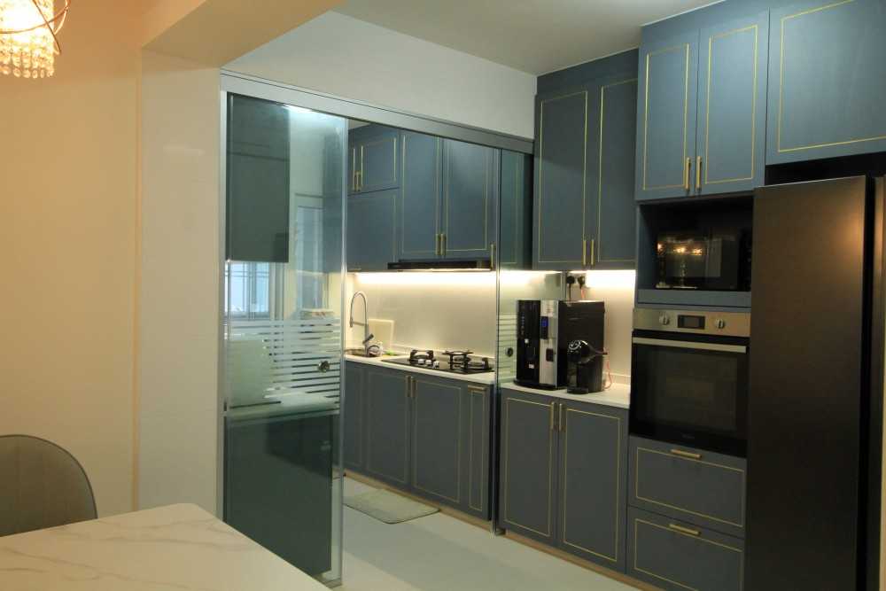 Modern Kitchen with Breakfast Counter and Kitchen Backsplash