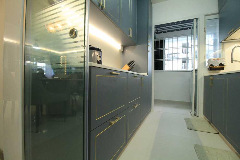 Modern Kitchen with Countertop and Kitchen Backsplash