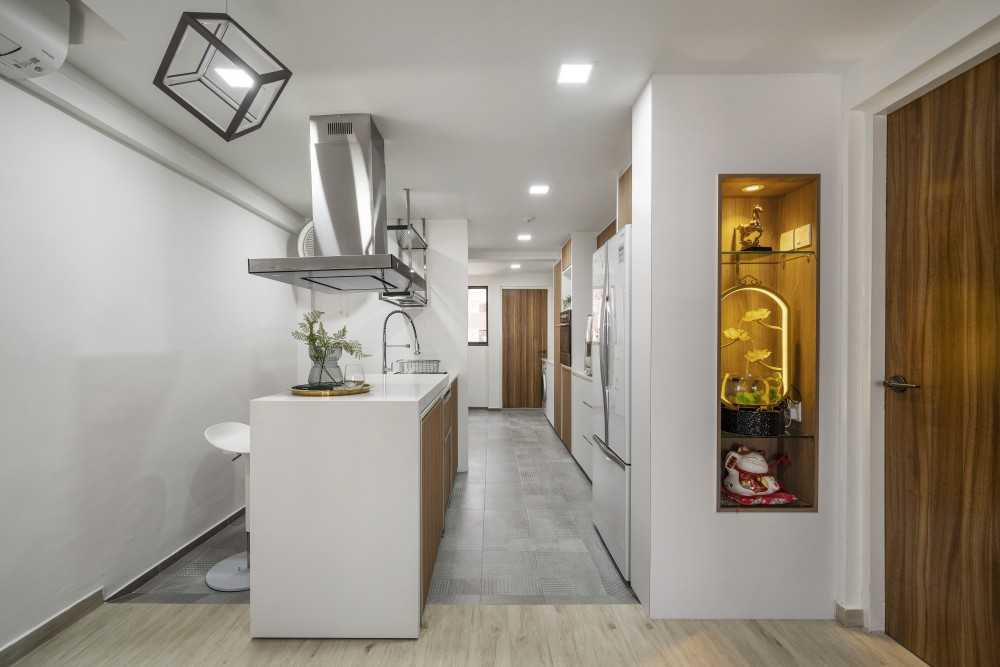 Modern Kitchen with Countertop and Homogeneous Tiles