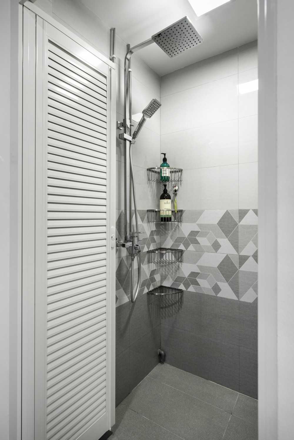 Modern Bathroom with Homogeneous Tiles and Rainshower
