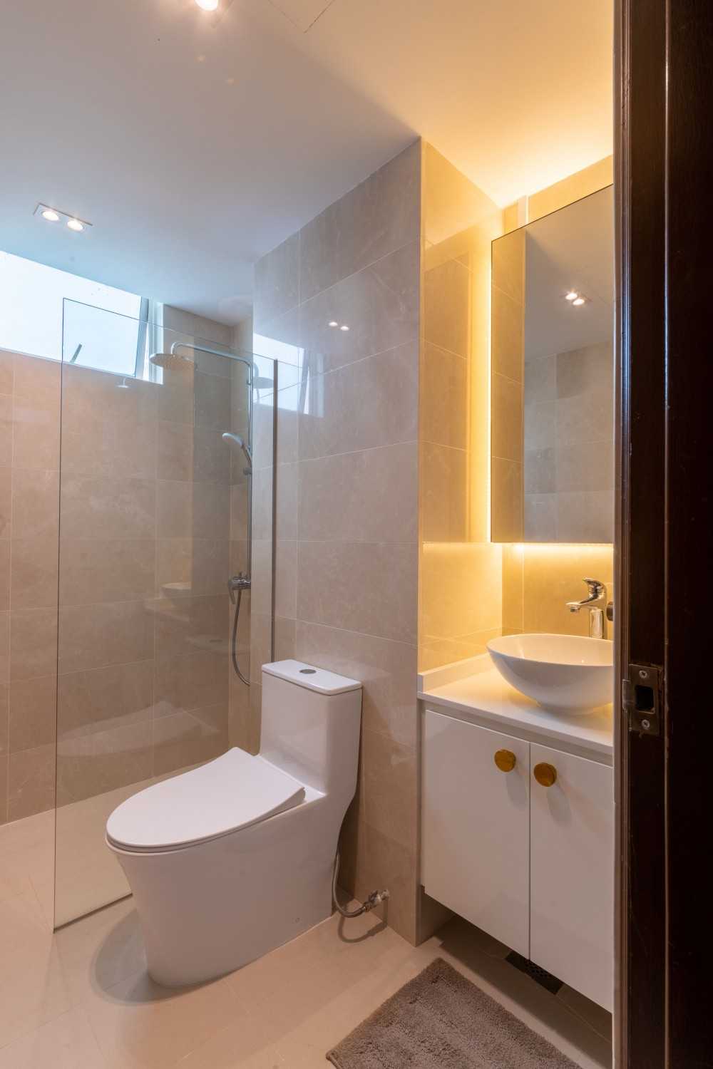 Contemporary Bathroom with Homogeneous Tiles and Mirror