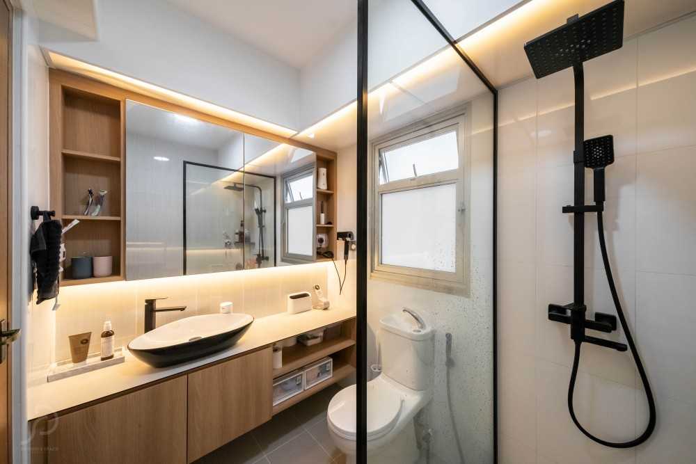 Scandinavian Bathroom with Mirror and Bathtub