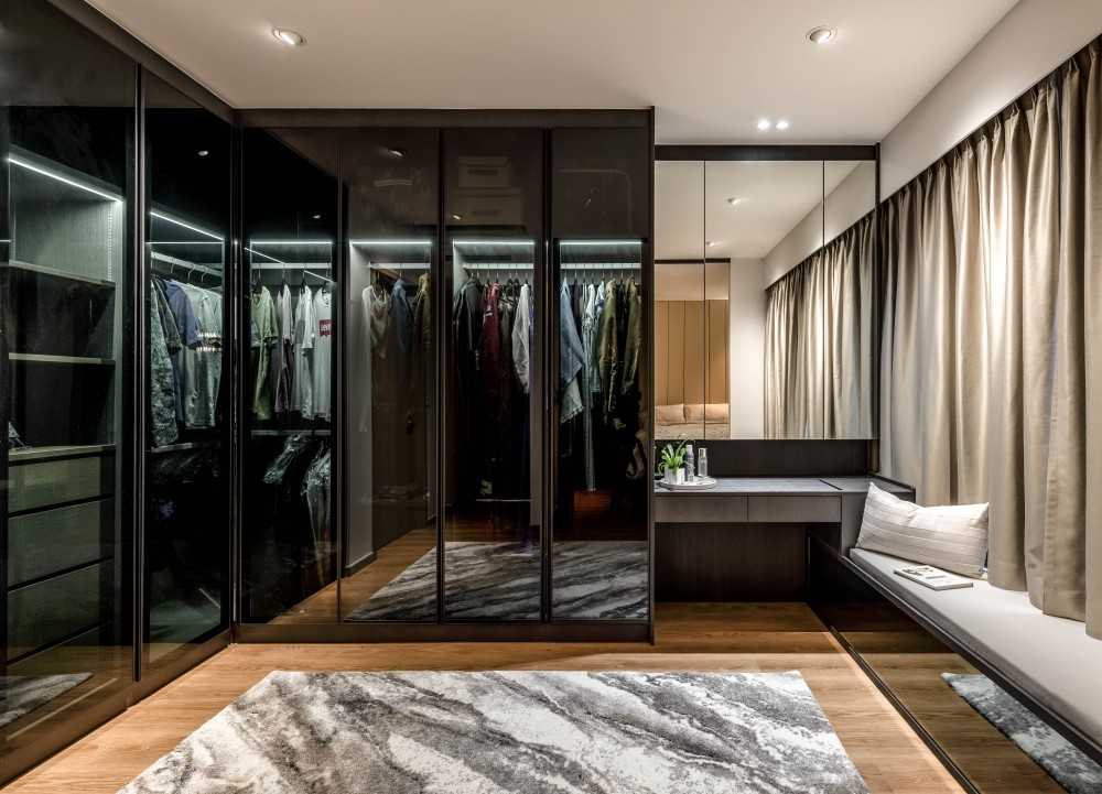 Contemporary Walk-in Wardrobe with Mirror and Wardrobe