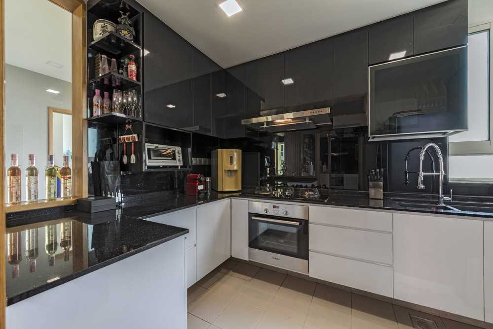 Modern Kitchen with Countertop and Homogeneous Tiles