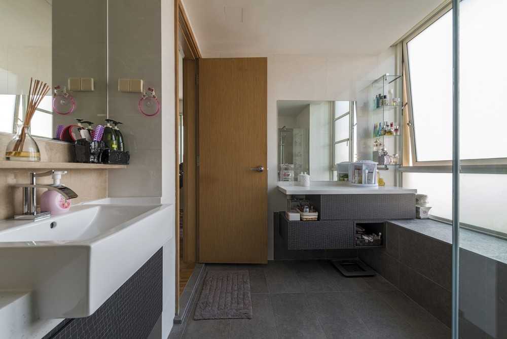 Modern Bathroom with Countertop and Mirror