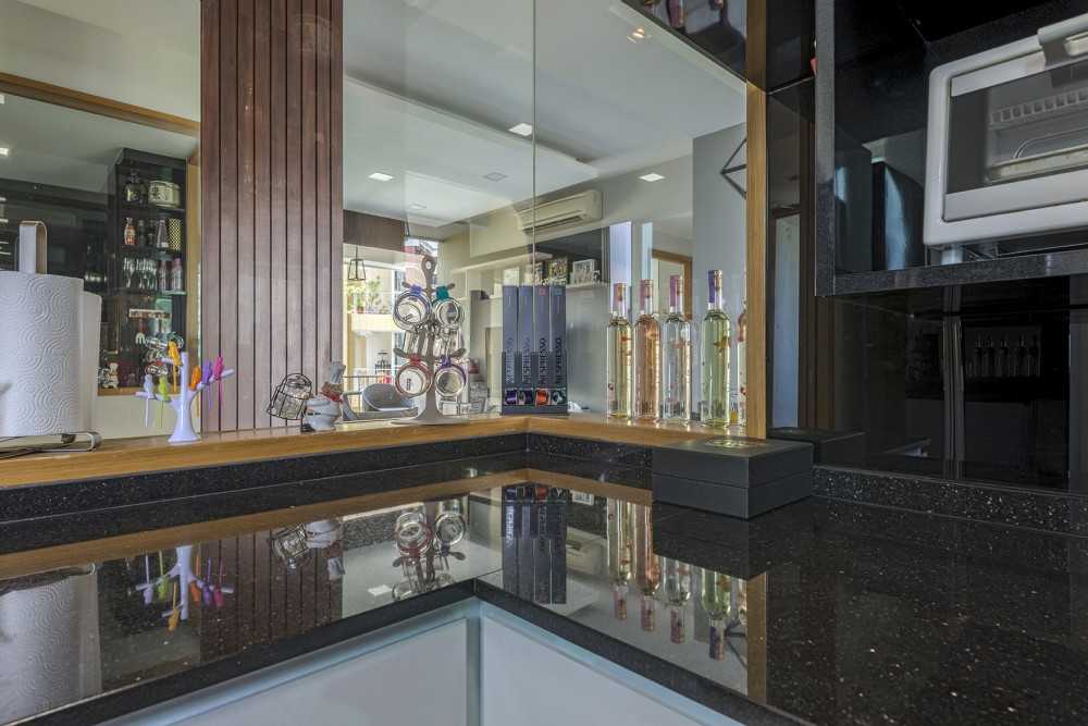 Modern Kitchen with Countertop and Breakfast Counter