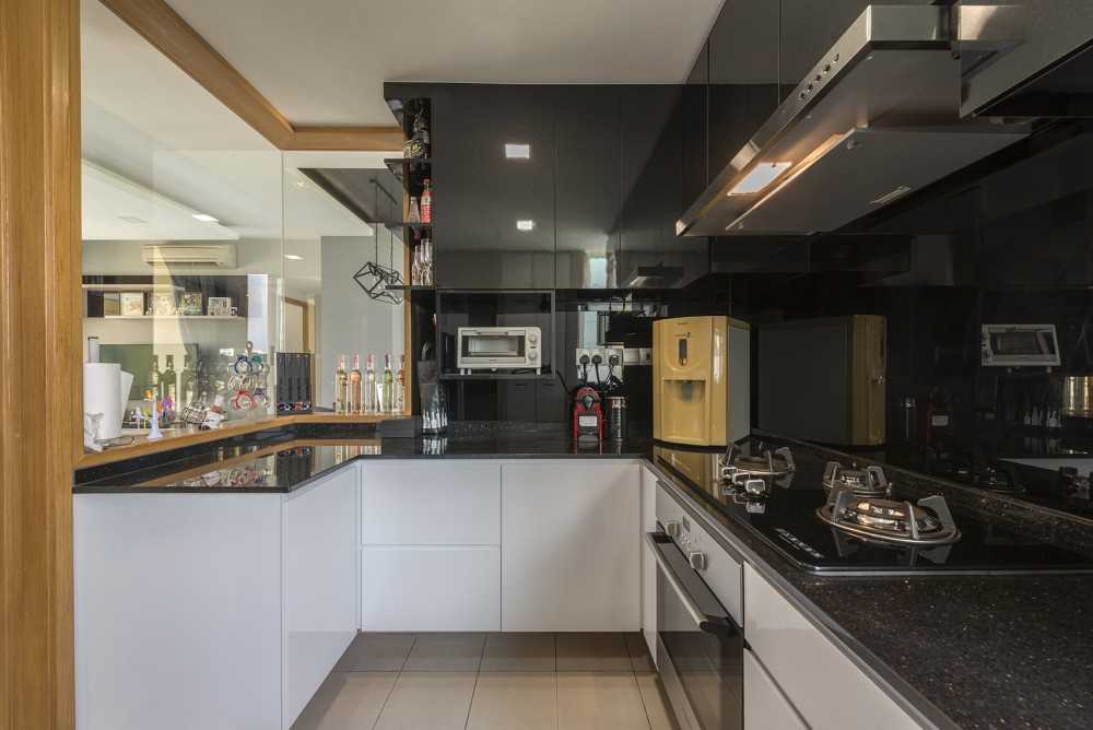 Modern Kitchen with Countertop and Homogeneous Tiles