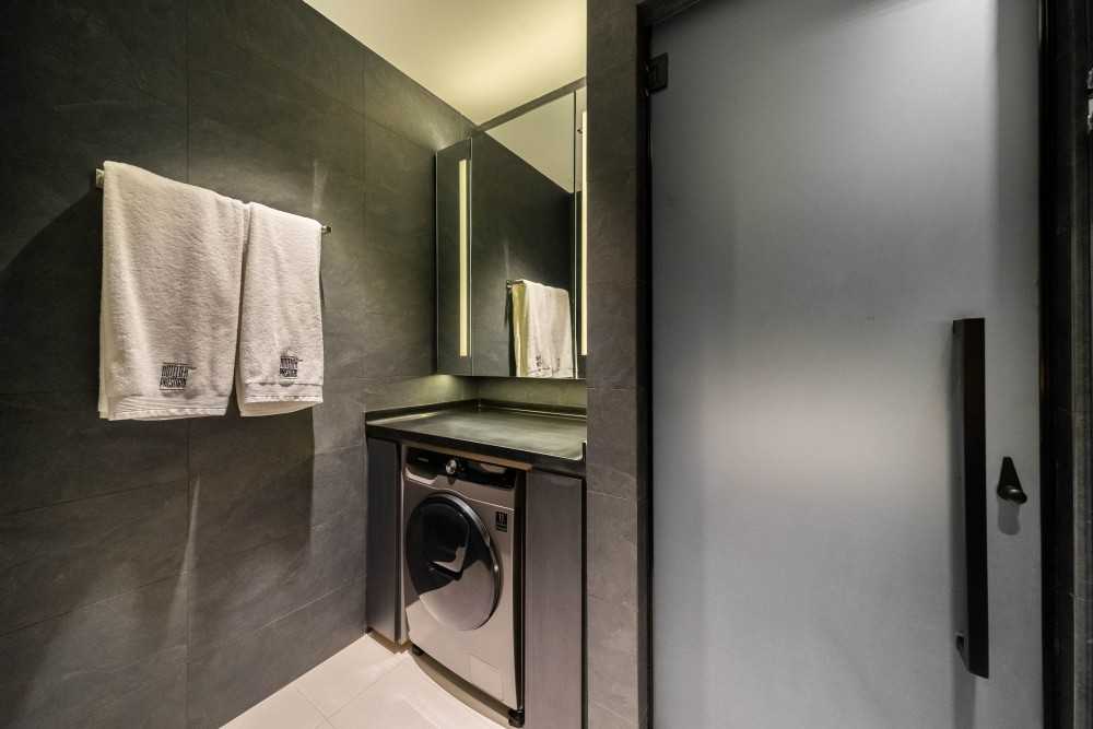 Contemporary Bathroom with Mirror and Bathroom Storage