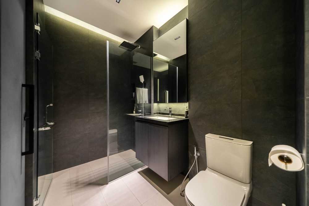 Contemporary Bathroom with Shower Screen and Rainshower