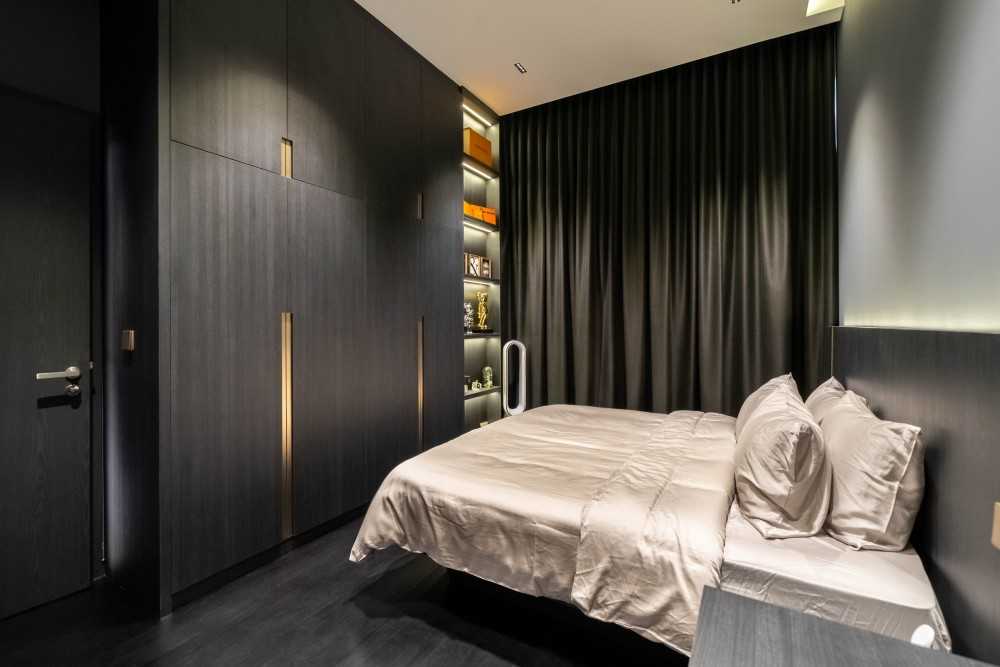 Contemporary Bedroom with Wardrobe and Closet