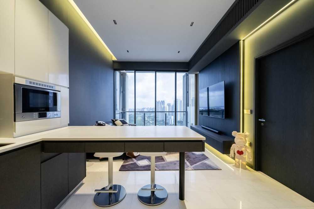 Contemporary Kitchen with Kitchen Window and Kitchen Backsplash