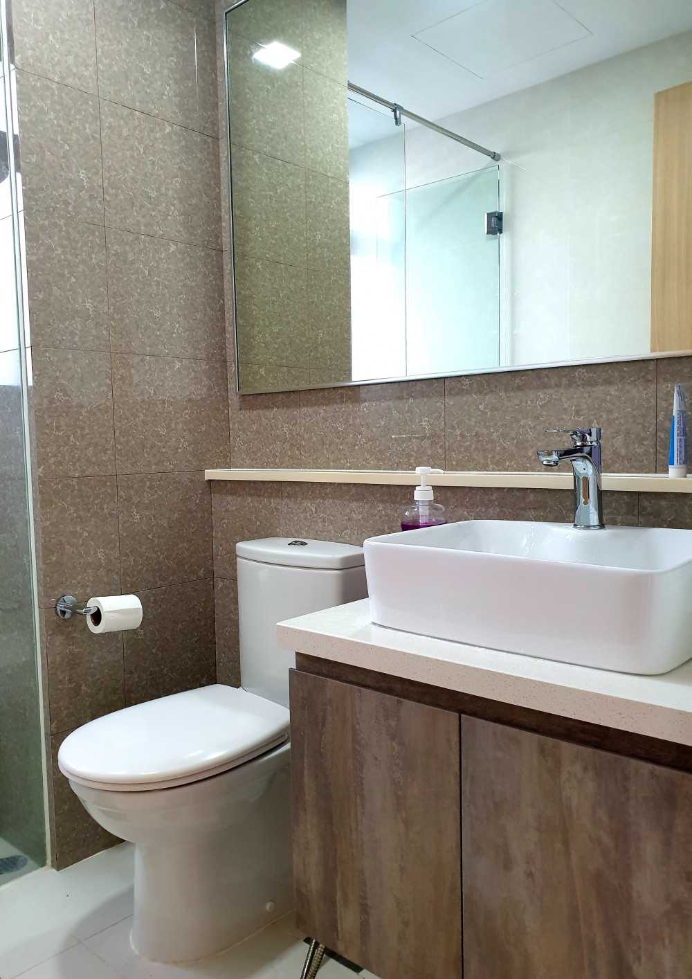 Modern Bathroom with Countertop and Mirror