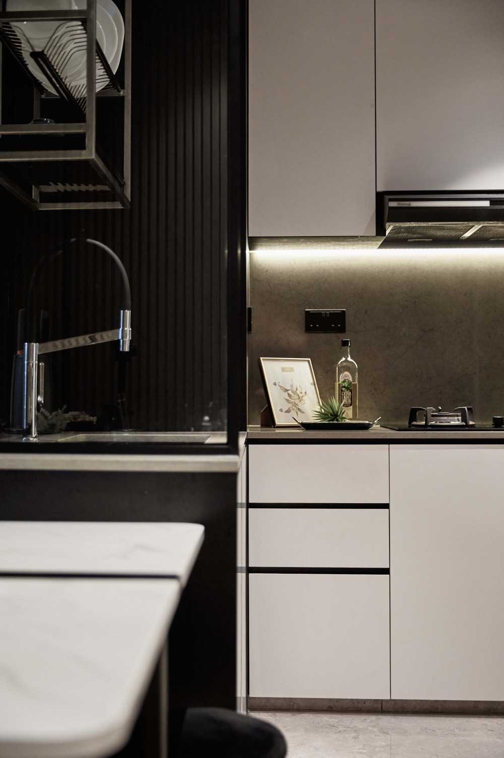 Contemporary Kitchen with Marble Floor and Open Kitchen