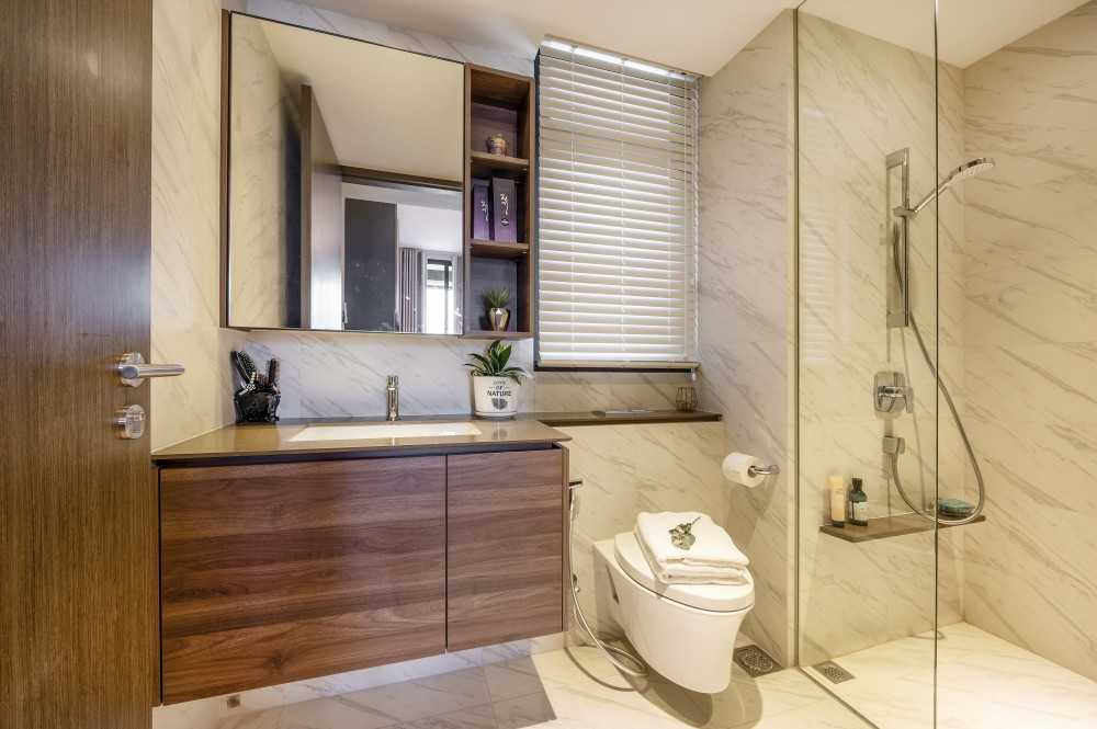 Modern Bathroom with Homogeneous Tiles and Mirror