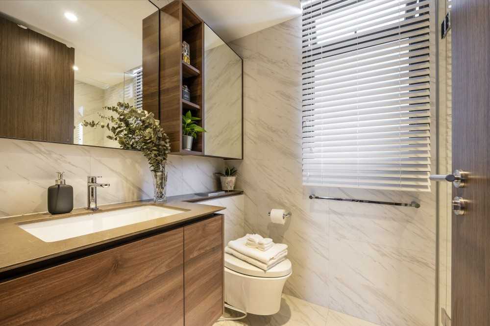 Modern Bathroom with Homogeneous Tiles and Mirror