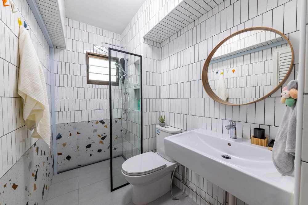 Modern Bathroom with Homogeneous Tiles and Mirror
