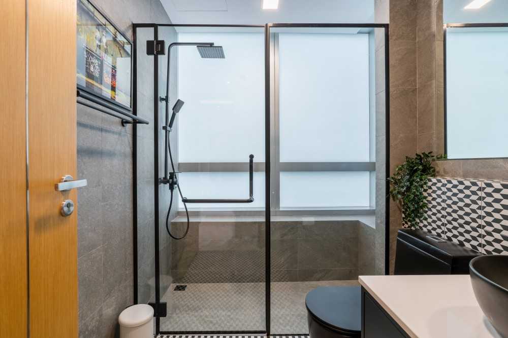 Modern Bathroom with Homogeneous Tiles and Mirror
