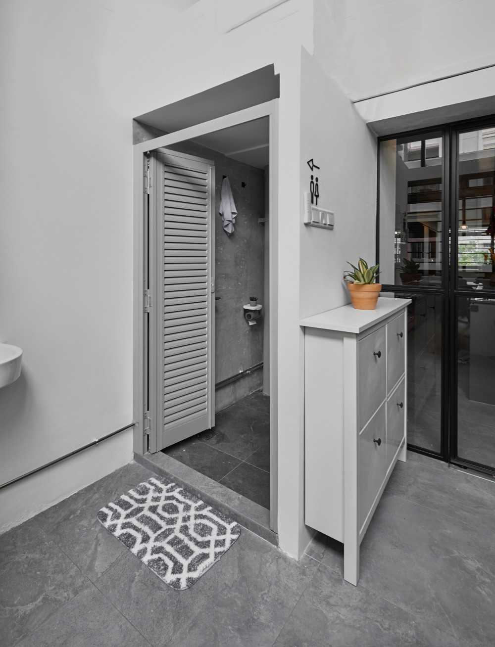 Industrial Bathroom with Homogeneous Tiles and Bathroom Storage