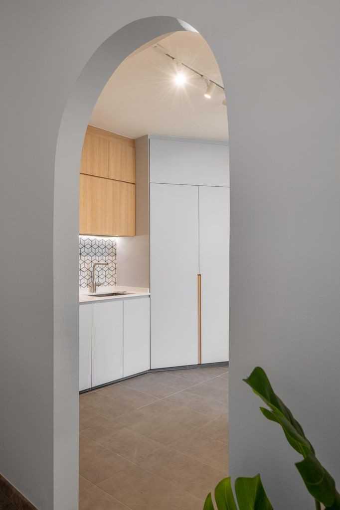 Minimalist Kitchen with Homogeneous Tiles and Kitchen Window