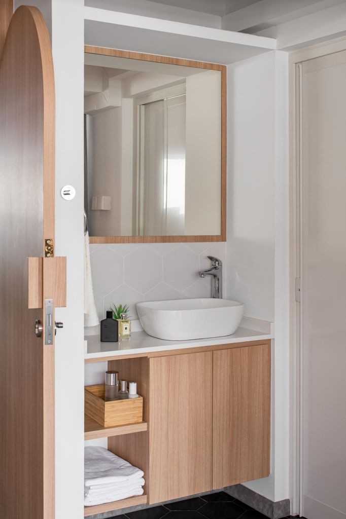 Minimalist Bathroom with Homogeneous Tiles and Shower Screen