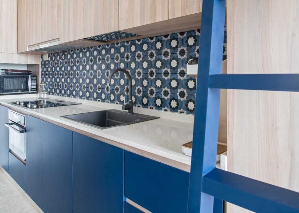 Scandinavian Kitchen with Open Kitchen and Kitchen Backsplash