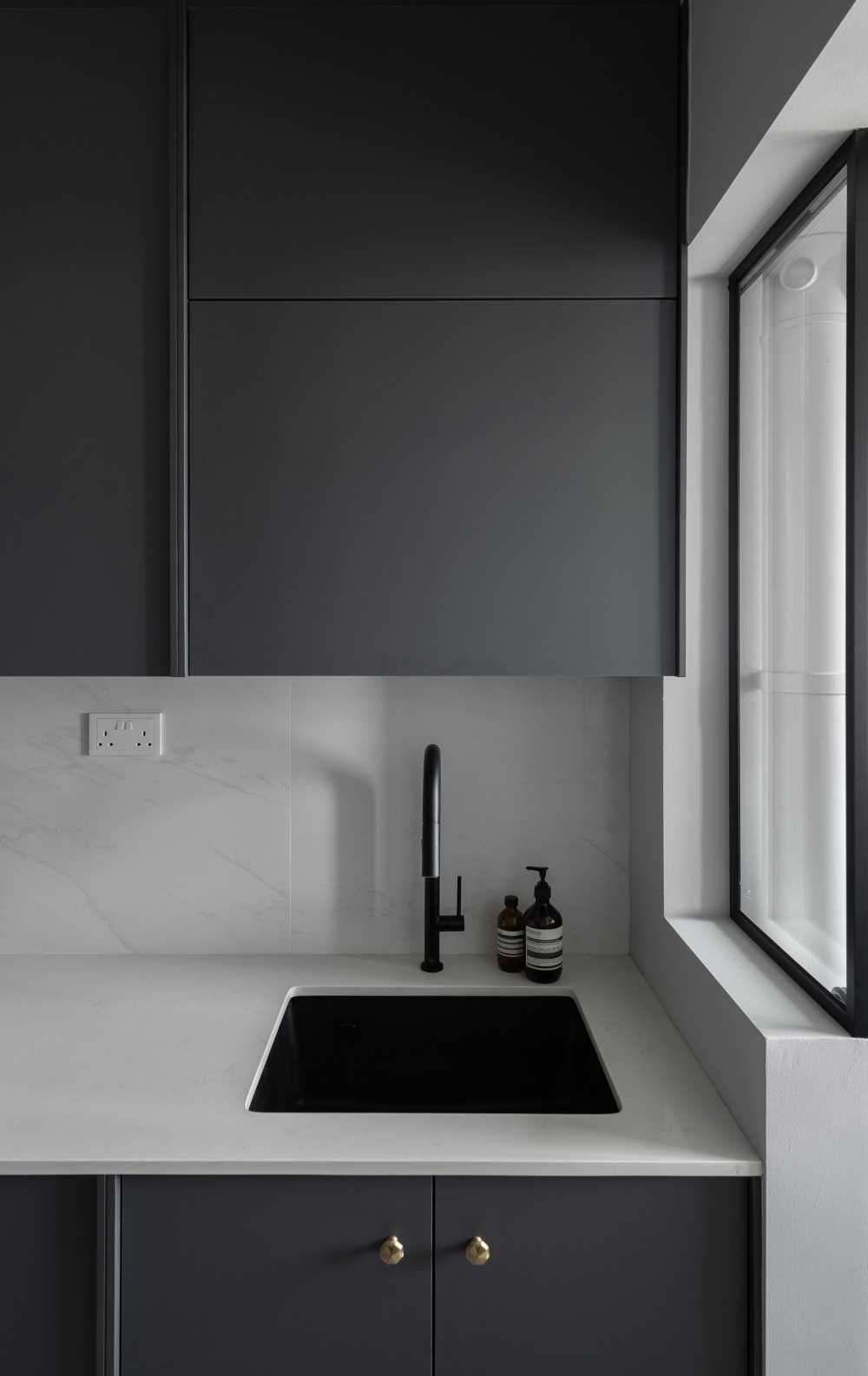 Contemporary Kitchen with Countertop and Kitchen Backsplash