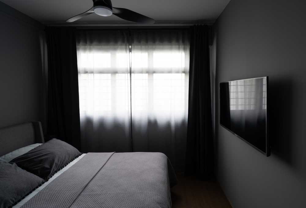 Contemporary Bedroom with Queen Bed and Flooring