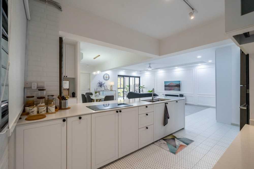 Minimalist Kitchen with Homogeneous Tiles and Breakfast Counter