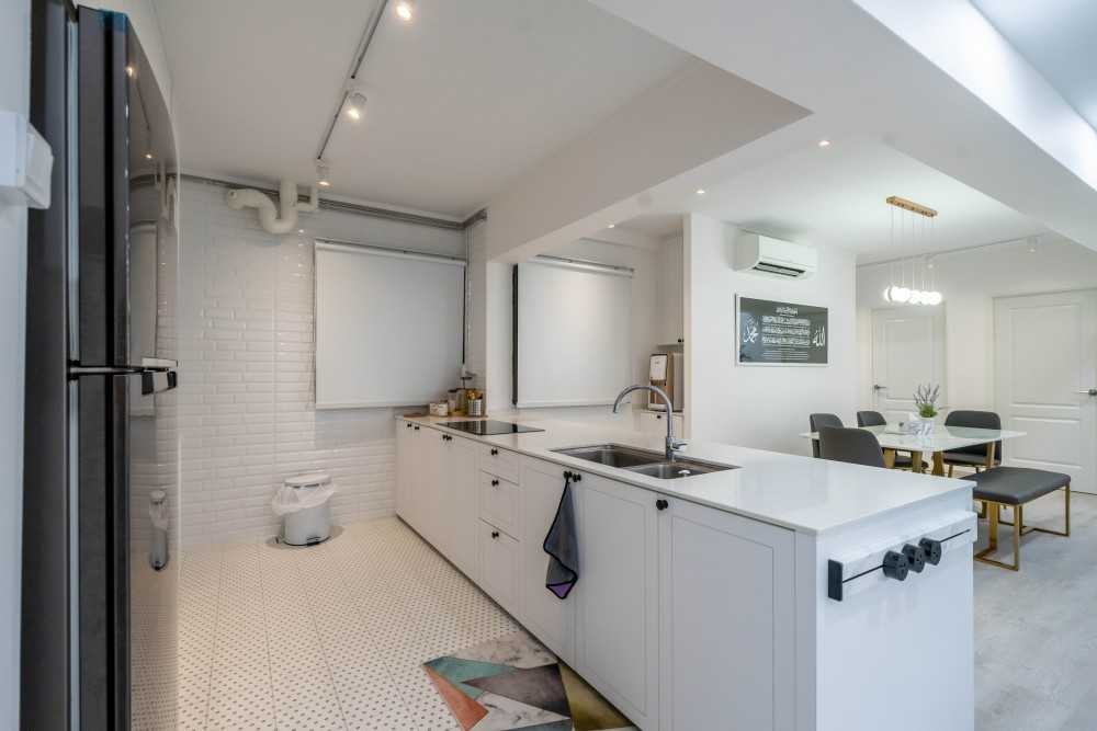 Minimalist Kitchen with Wood Flooring and Kitchen Island