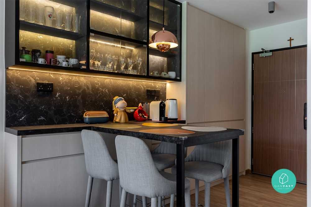 Contemporary Dining Room with Dining Table and Dining Chairs