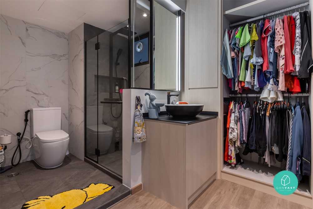 Contemporary Walk-in Wardrobe with Mirror and Wardrobe