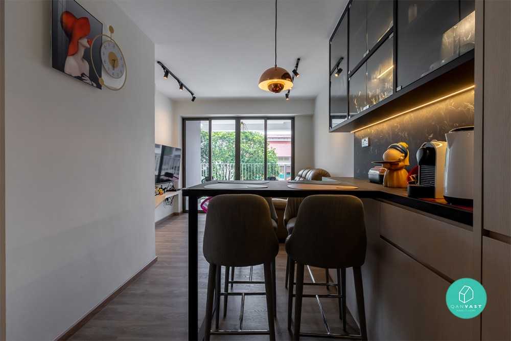 Contemporary Dining Room with Dining Table and Dining Chairs