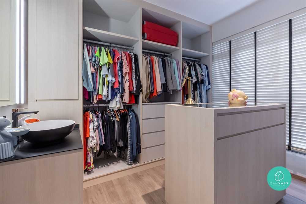 Contemporary Walk-in Wardrobe with Mirror and Wardrobe