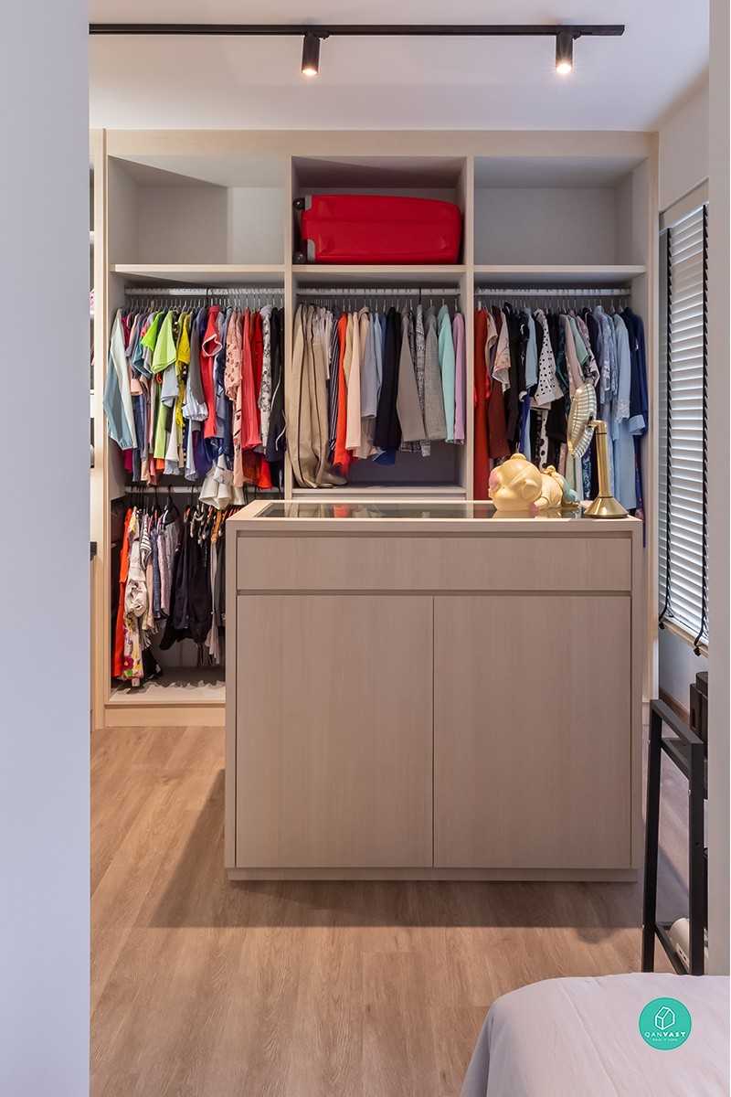 Contemporary Walk-in Wardrobe with Wardrobe and Small Storage