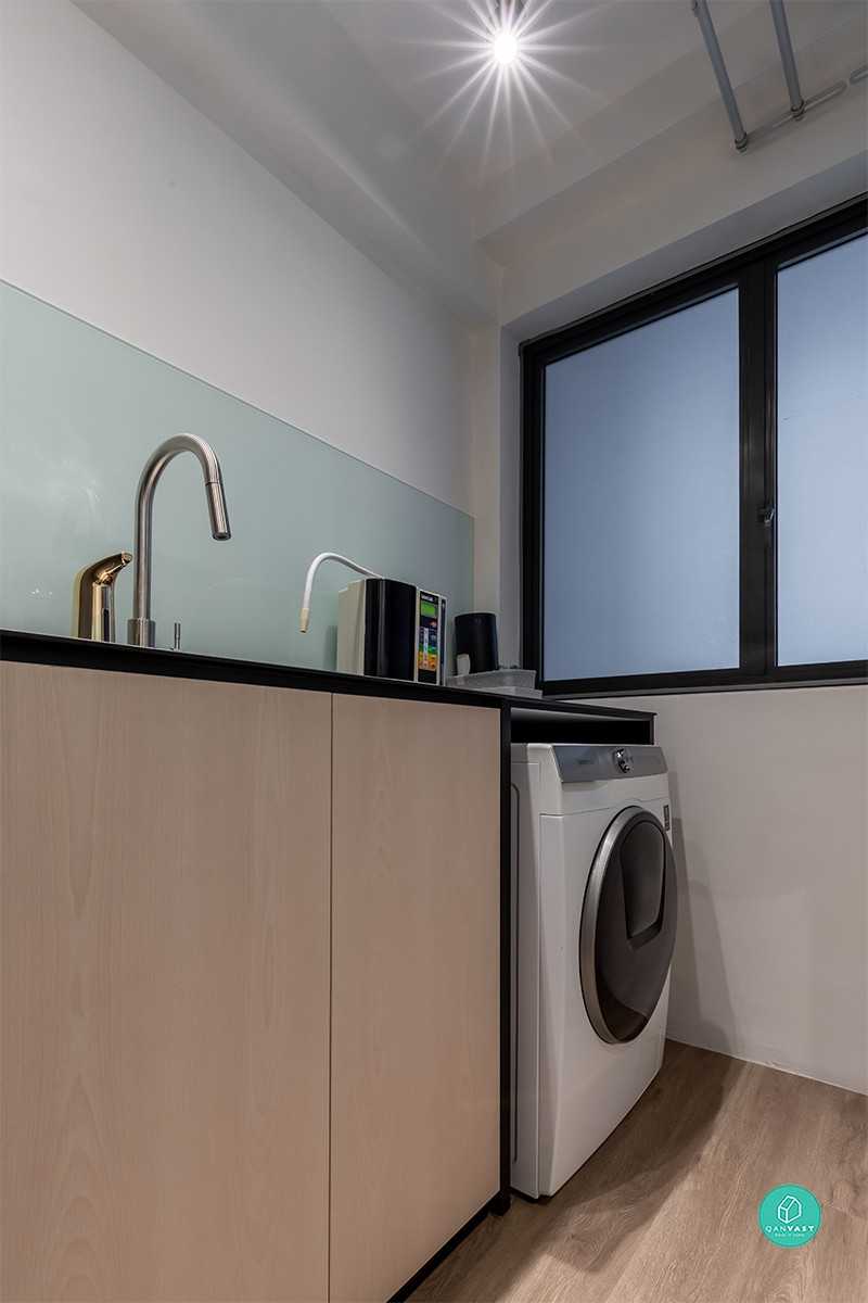 Contemporary Kitchen with Countertop and Kitchen Window