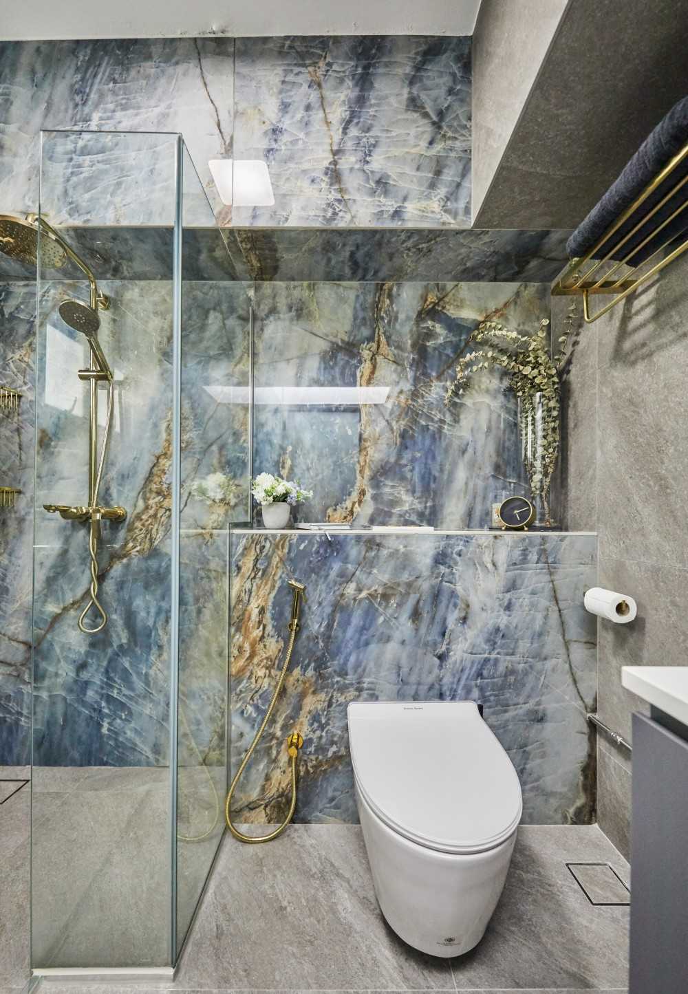Contemporary Bathroom with Homogeneous Tiles and Shower Screen