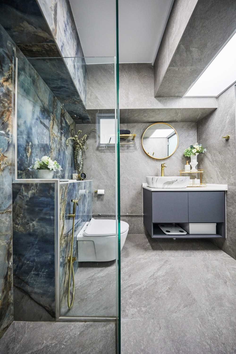 Contemporary Bathroom with Homogeneous Tiles and Mirror