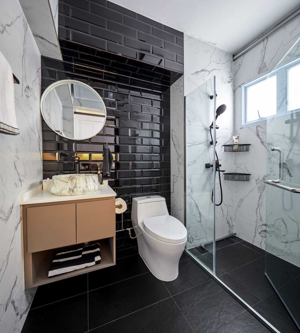 Contemporary Bathroom with Shower Screen and Toilet Bowl