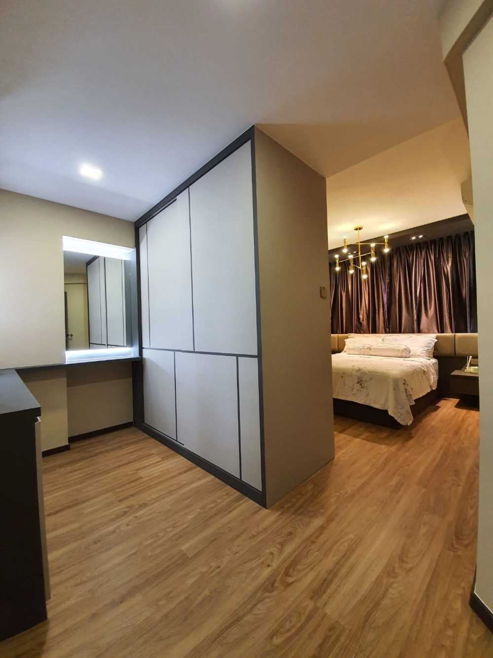Modern Walk-in Wardrobe with Mirror and Wardrobe