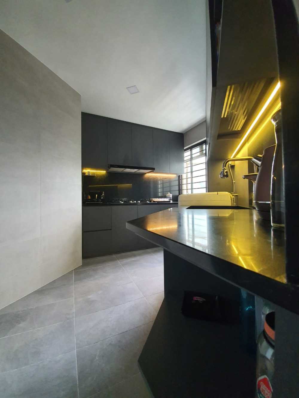 Modern Kitchen with Countertop and Kitchen Island