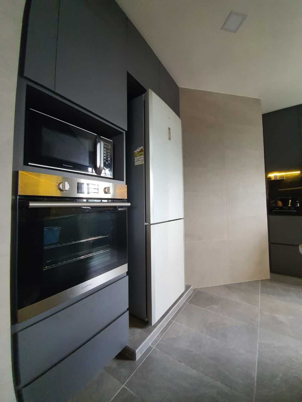Modern Kitchen with Countertop and Homogeneous Tiles