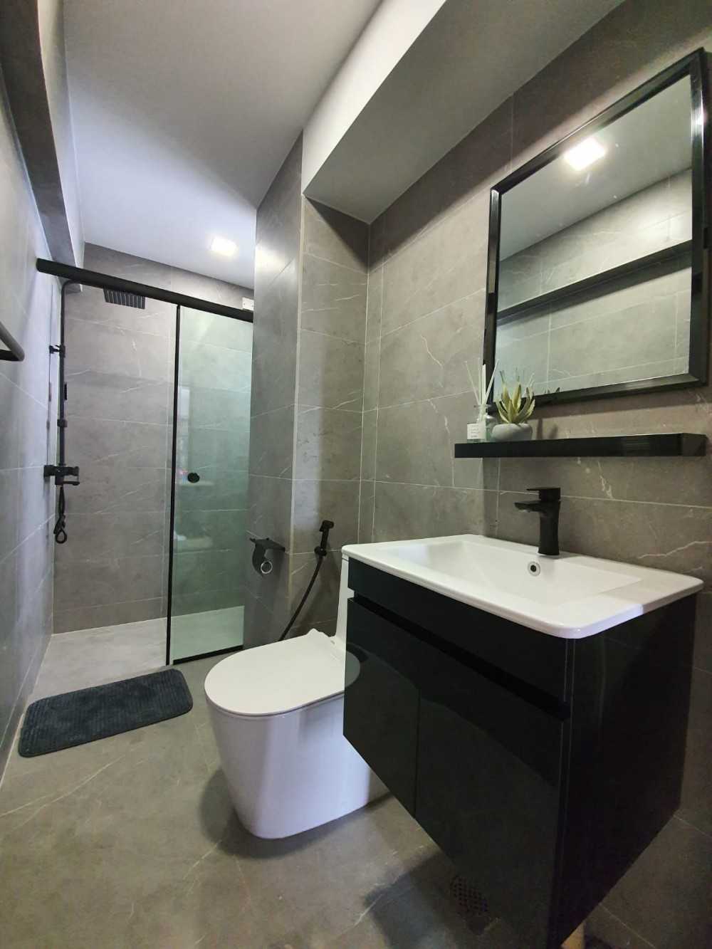 Modern Bathroom with Homogeneous Tiles and Shower Screen